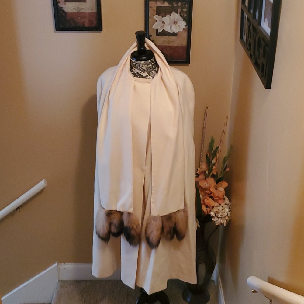 Wellington Fashions 100% Wool Cream Cape w/Fur